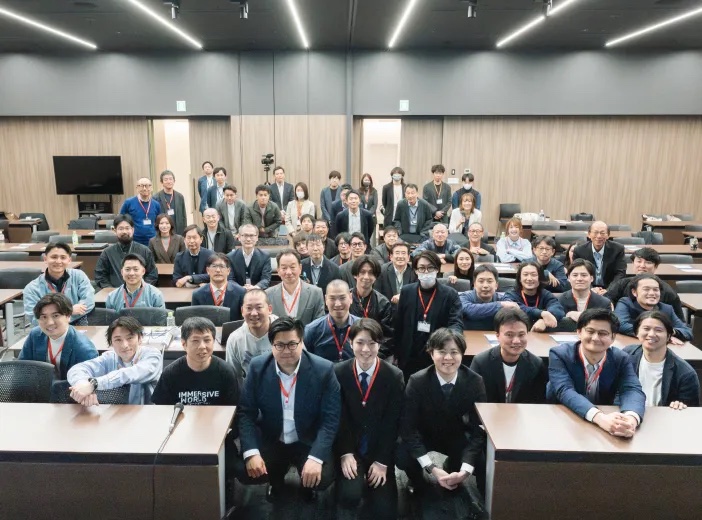 会場に集まった参加者と運営メンバーの集合写真