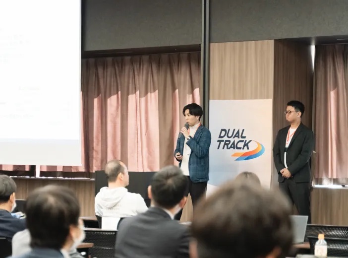 会場で事業案を発表する参加者